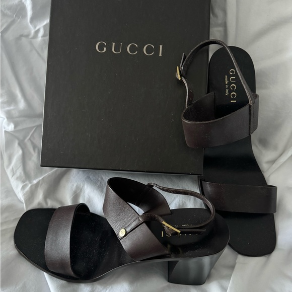 Gorgeous GUCCI brown leather sandals - Picture 2 of 5